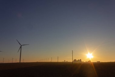 Ufukta yaz gündoğumu veya günbatımı güney Almanya'da yel değirmeni