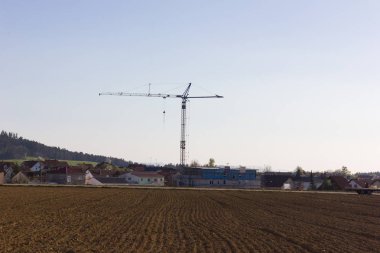 yeşil ve cep telefonu direk ve akım hattı eternet ile su kulesi üzerinde kırsal İnşaat vinçleri