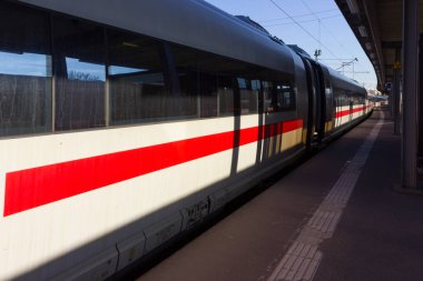 Bina mimari ve insanlar bir acele ve Ayrıntılar için tren tipik İstasyonu