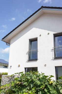 Köyün Güney Alman kırsalında modern mimari bakış.