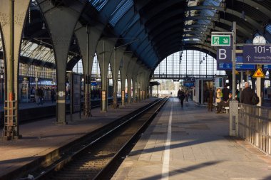 raylar ve çatı Tren İstasyonu güneşli sabah duygu ve taşıma ilham