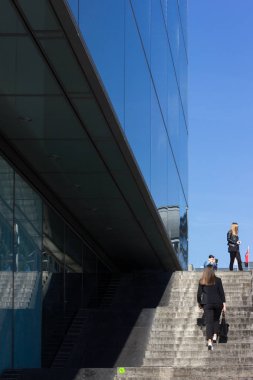 Almanya içinde cam ve beton elemanları ile modern bina