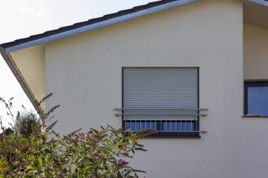 Köyün Güney Alman kırsalında modern mimari bakış.