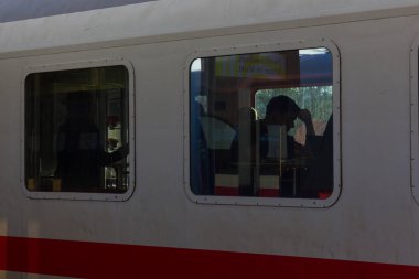 Bina mimari ve insanlar bir acele ve Ayrıntılar için tren tipik İstasyonu