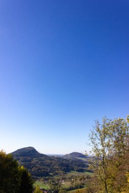 Pastırma yazı peyzaj dağlar renkli ağaç ve orman Güney Almanya kırsal kesimde