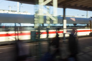 Bina mimari ve insanlar bir acele ve Ayrıntılar için tren tipik İstasyonu