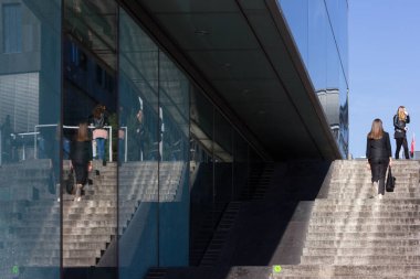 Almanya içinde cam ve beton elemanları ile modern bina