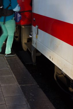 Bina mimari ve insanlar bir acele ve Ayrıntılar için tren tipik İstasyonu