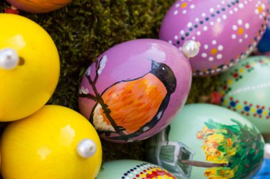 Doğu yumurta handpainted yakınındaki bir Paskalya Çeşme Münih şehir ve stuttgart yakınlarında bir kırsal kırsal köy Market'te