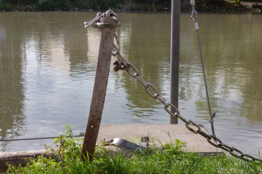 Zincir ve Güney Almanya Ulm şehir'in güneşli riverside kilit.