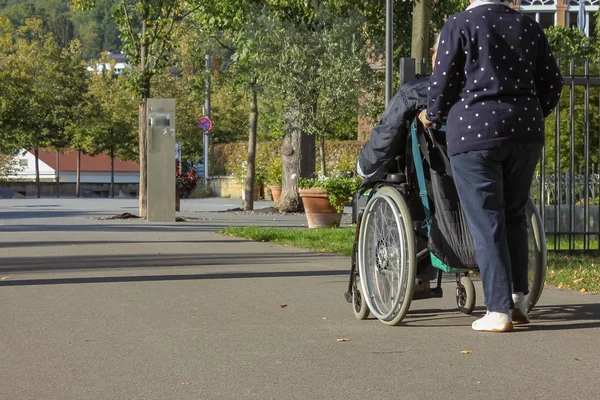 Seniorin Rollstuhl Stadtpark Bei Herbstabend Süddeutschland — Stockfoto