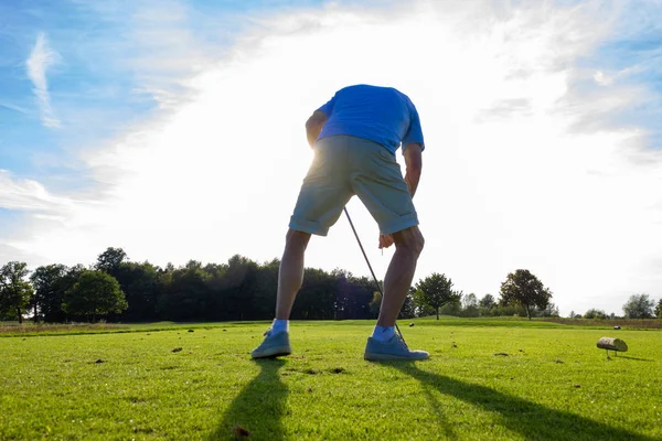 Homem Sênior Jogando Golfe Gramado Verde Alemanha Sul Pôr Sol — Fotografia de Stock