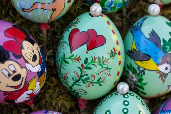 Huevos Del Este Pintados Mano Cerca Una Fuente Pascua Mercado — Foto de Stock