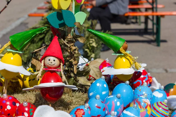 Una Fiesta Fuente Pascua Decorado Gallina Cockchafer Maybug Símbolos Tradición — Foto de Stock