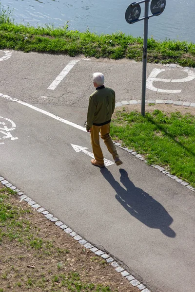 Senior Férfi Gyaloglás Riverside Német Ulm Városában — Stock Fotó