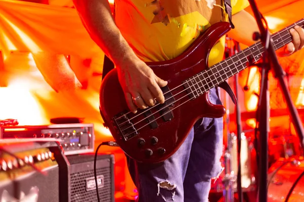 Guitarrista Escenario Con Fuerte Luz Colores Las Lámparas Fondo — Foto de Stock