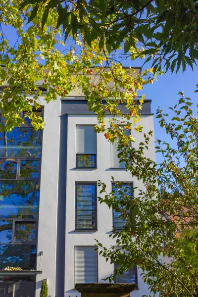 Modernas Fachadas Ciudad Otoño Azul Cielo Sol Con Hojas Verdes —  Fotos de Stock