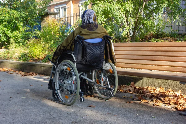 Señora Mayor Con Una Silla Ruedas Una Noche Otoño Soleado — Foto de Stock