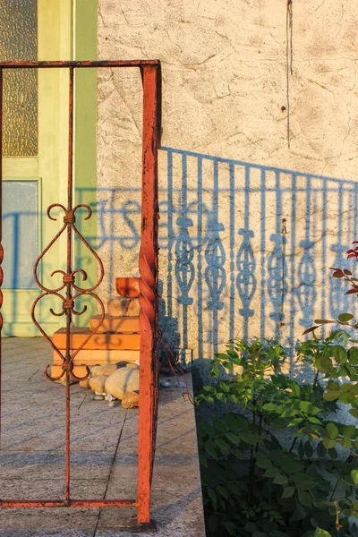 Vintage Eldered Red Fence House Entrance South Germany Allgau Bavarian — Stock Photo, Image