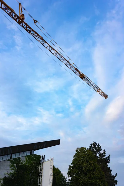 Guindaste Construção Céu Azul Noite Verão Sul Alemanha Baviera — Fotografia de Stock