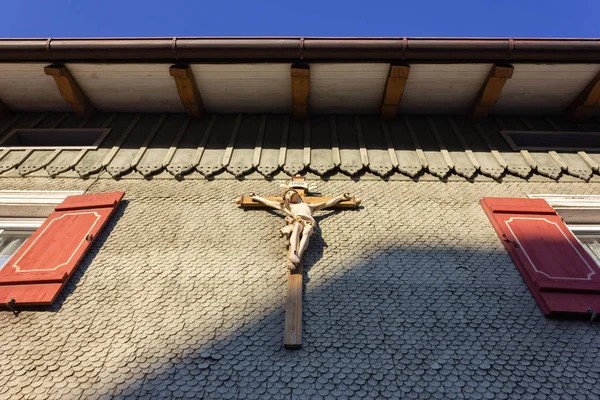 Fachada Verde Madeira Com Crucifixo Obturador Cor Vermelha Fazenda Bávara — Fotografia de Stock