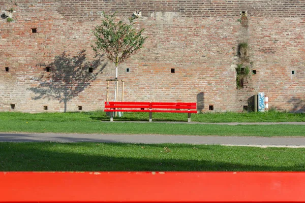 Banco Rojo Parque Ciudad Junto Río Sur Alemania Ciudad Ulm — Foto de Stock