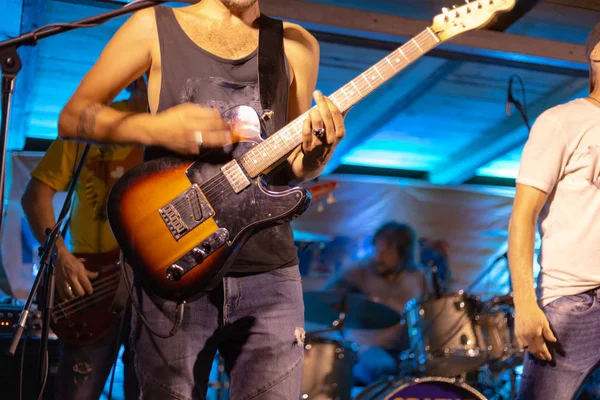 Guitarristas Palco Com Forte Luz Colorida Lâmpadas Fundo — Fotografia de Stock