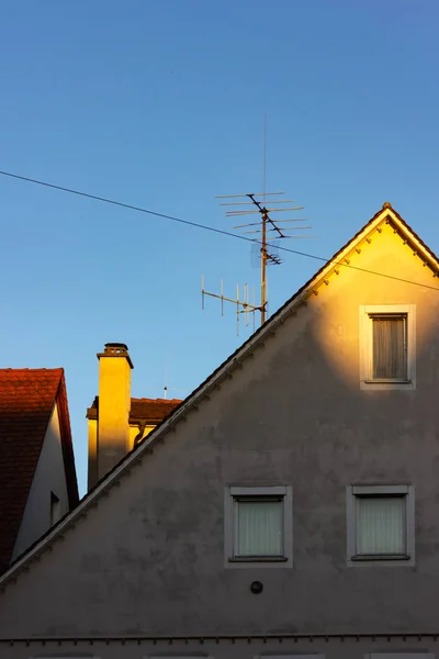 市の建物の屋上アンテナ Schwaebisch Gmuend 南ドイツの歴史的中心部の秋の夜 — ストック写真