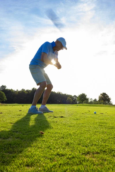 Hombre Mayor Jugando Golf Césped Verde Sur Alemania Atardecer Con —  Fotos de Stock