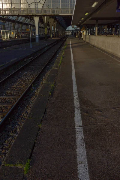 Ράγες Και Στέγη Του Σιδηροδρομικό Σταθμό Στο Ηλιόλουστο Πρωί Συγκίνηση — Φωτογραφία Αρχείου
