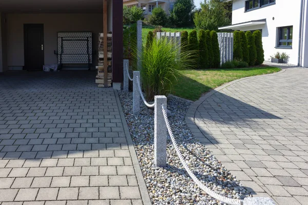 Moderner Carport Und Wegedetails Süddeutschen Umland — Stockfoto