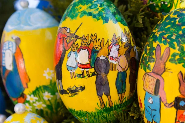 Una Celebración Fuente Pascua Huevos Pollo Decorados Pintados Colores Brillantes — Foto de Stock