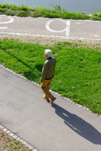 Homem Sênior Caminhando Beira Rio Cidade Alemã Ulm — Fotografia de Stock