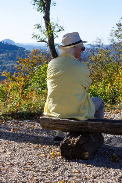 Hombre Mayor Sentado Banco Cima Montaña Temporada Otoño Sur Alemania —  Fotos de Stock