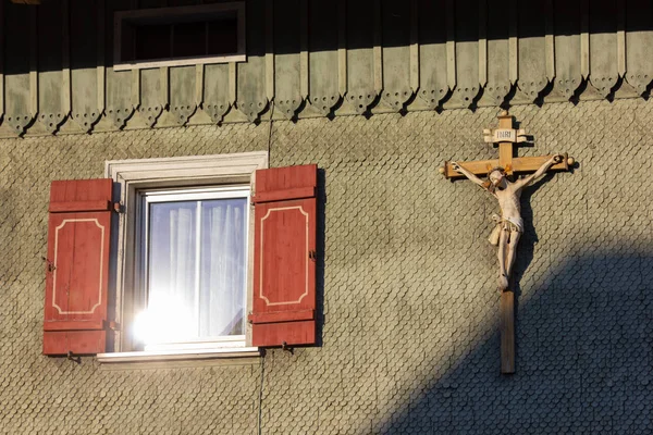 Fachada Madeira Com Crucifixo Fazenda Bávara Noite Verão — Fotografia de Stock