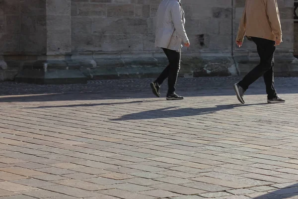 Pareja Ancianos Caminar Lugar Catedral Tarde Otoño Soleado Sur Alemania —  Fotos de Stock
