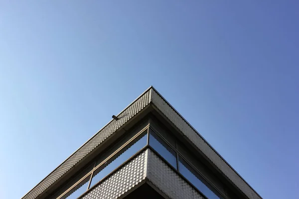 Fachada Del Edificio Oficinas Con Cielo Azul Ventanas — Foto de Stock