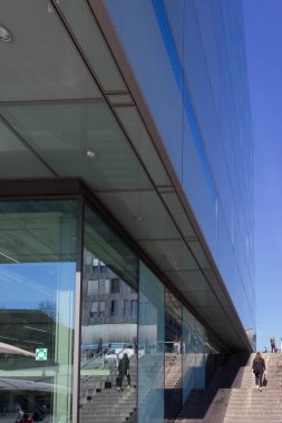 Almanya içinde cam ve beton elemanları ile modern bina