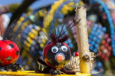bir Paskalya'da dekore edilmiş tavuk cockchafer, maybug ve sembolleri geleneğin Çeşme kutlama