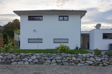 binalar bir yerleşim bölgesi olan Güney Alman Bavyera kırsalında modern mimari