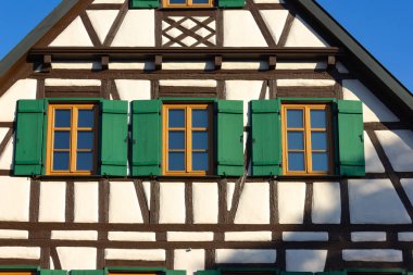 Mimari planda Güney Alman kenti Schwaebeisch Gmuend güneşli yaz sabahı.