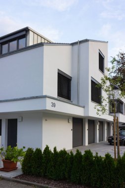binalar bir yerleşim bölgesi olan Güney Alman Bavyera kırsalında modern mimari