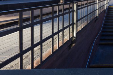 Bina mimari ve insanlar bir acele ve Ayrıntılar için tren tipik İstasyonu