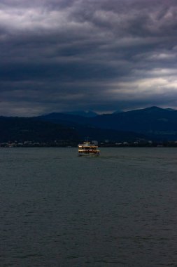 Harbour City Lindau Konstanz Gölü, Bodensee, geç akşam itibariyle bırakarak yolcu teknesi.