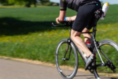 Bahar üzerinde görünümünde Güney Alman kırsal bisikletçi raceday üzerinde bulanık.