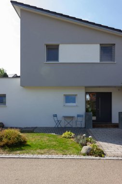 Köyün Güney Alman kırsalında modern mimari bakış.