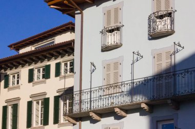 Verbania lago maggiore cepheler ve İtalya yerlerde parlak güçlü renkler altında mavi Akdeniz gökyüzü güneşli sabah bahar