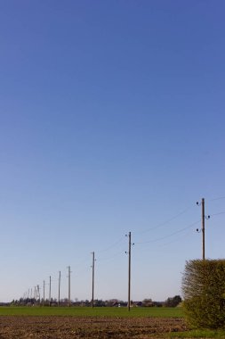 yeşil ve cep telefonu direk ve akım hattı eternet ile su kulesi üzerinde kırsal İnşaat vinçleri