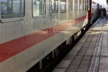 Bina mimari ve insanlar bir acele ve Ayrıntılar için tren tipik İstasyonu