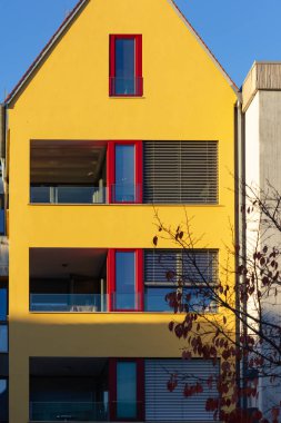 Şehir cepheler Güney Almanya'da mavi gökyüzü, binaların akşam düşmek